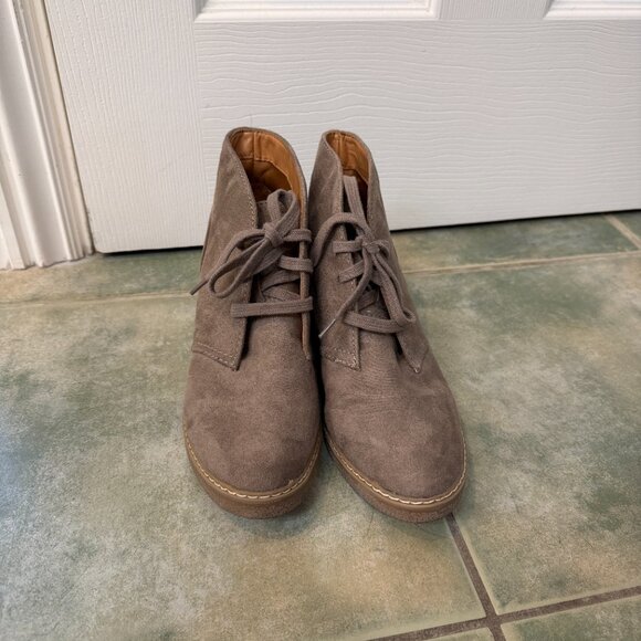 Merona Tan Suede Chukka Lace Up Booties Size 8 Lugg Gum Sole - Picture 4 of 10